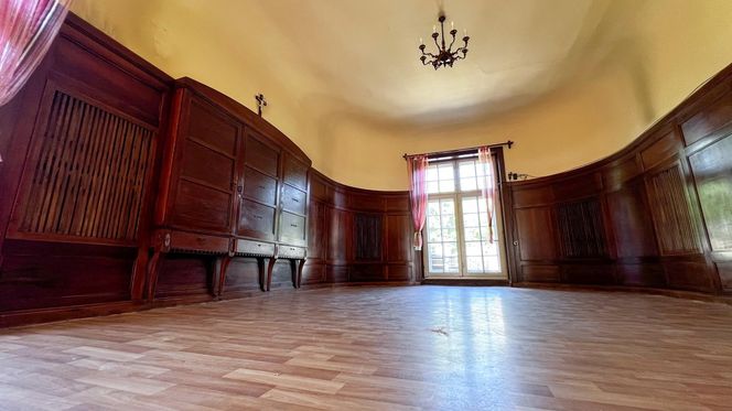 Pałac w Łubiu wystawiony na sprzedaż