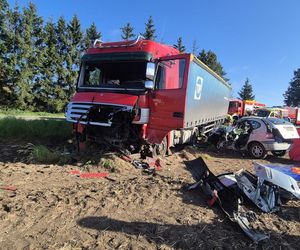 Tragiczny poranek. Kierowca osobówki nie miał szans po zderzeniu z ciężarówką!