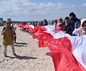 Najdłuższa flaga narodowa w Polsce mierzy ponad 2 km 700 metrów. To nowy rekord Polski!