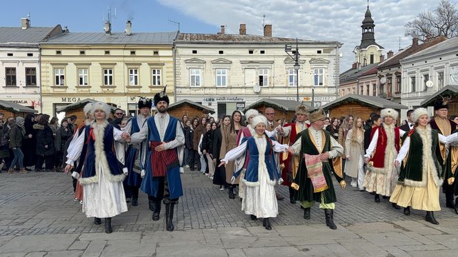 Maturzyści z Nowego Sącza zatańczyli poloneza na Rynku 