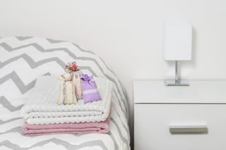 Wypełnij woreczek i powieś obok łóżka. Problem wilgoci po nocy zniknie, a kojący zapach rozniesie się po całej sypialni na wiele dni. Sposób na wilgoć 