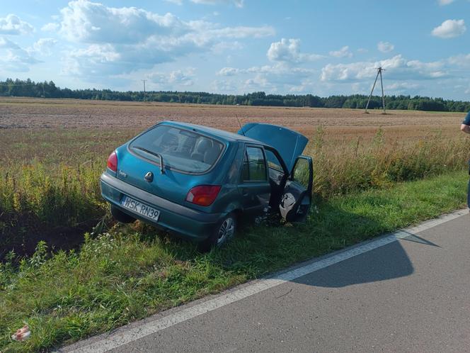 Szedł z córeczką poboczem, wjechało w nich auto