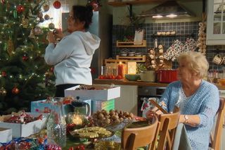 M jak miłość odcinek specjalny. Wigilia u Mostowiaków - 2022 r. Barbara (Teresa Lipowska), Marysia (Małgorzata Pieńkowska)