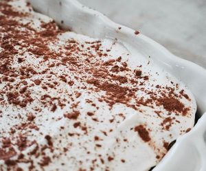 Do formy wkładam wafelki i ten obłędny krem. To wyśmienite ciasto bez pieczenia robię w kwadrans 