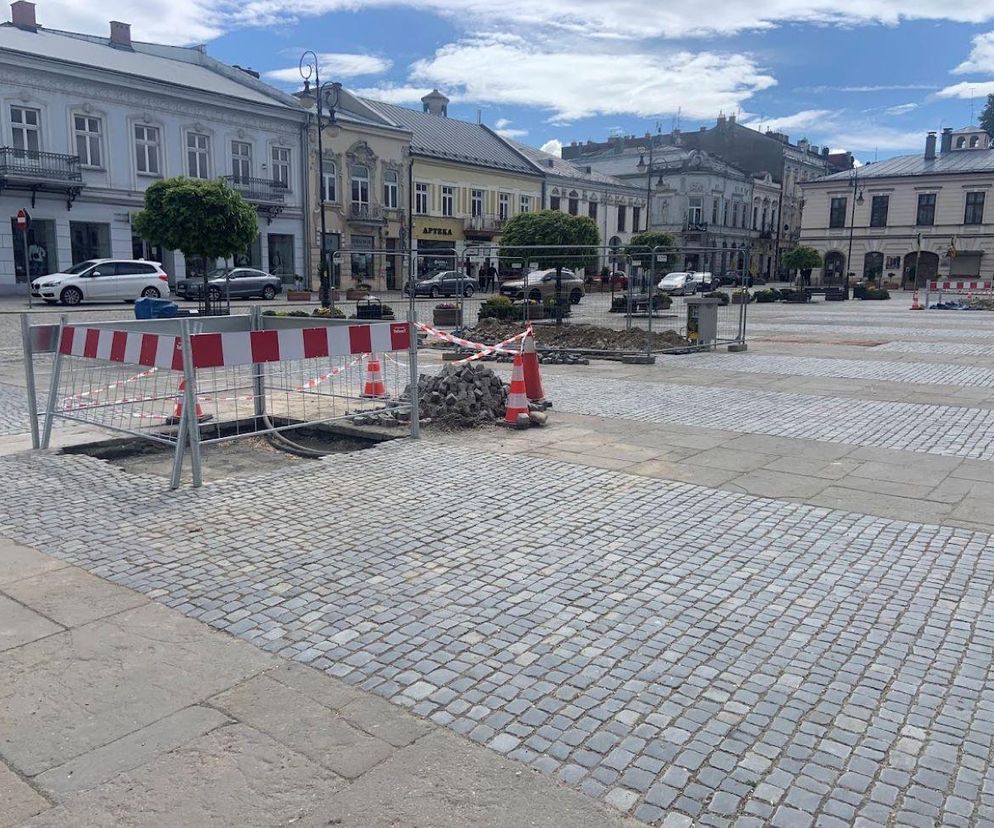 Tajemnicze wykopy pojawiły się na miejskim rynku.  Już wiadomo co się dzieje!