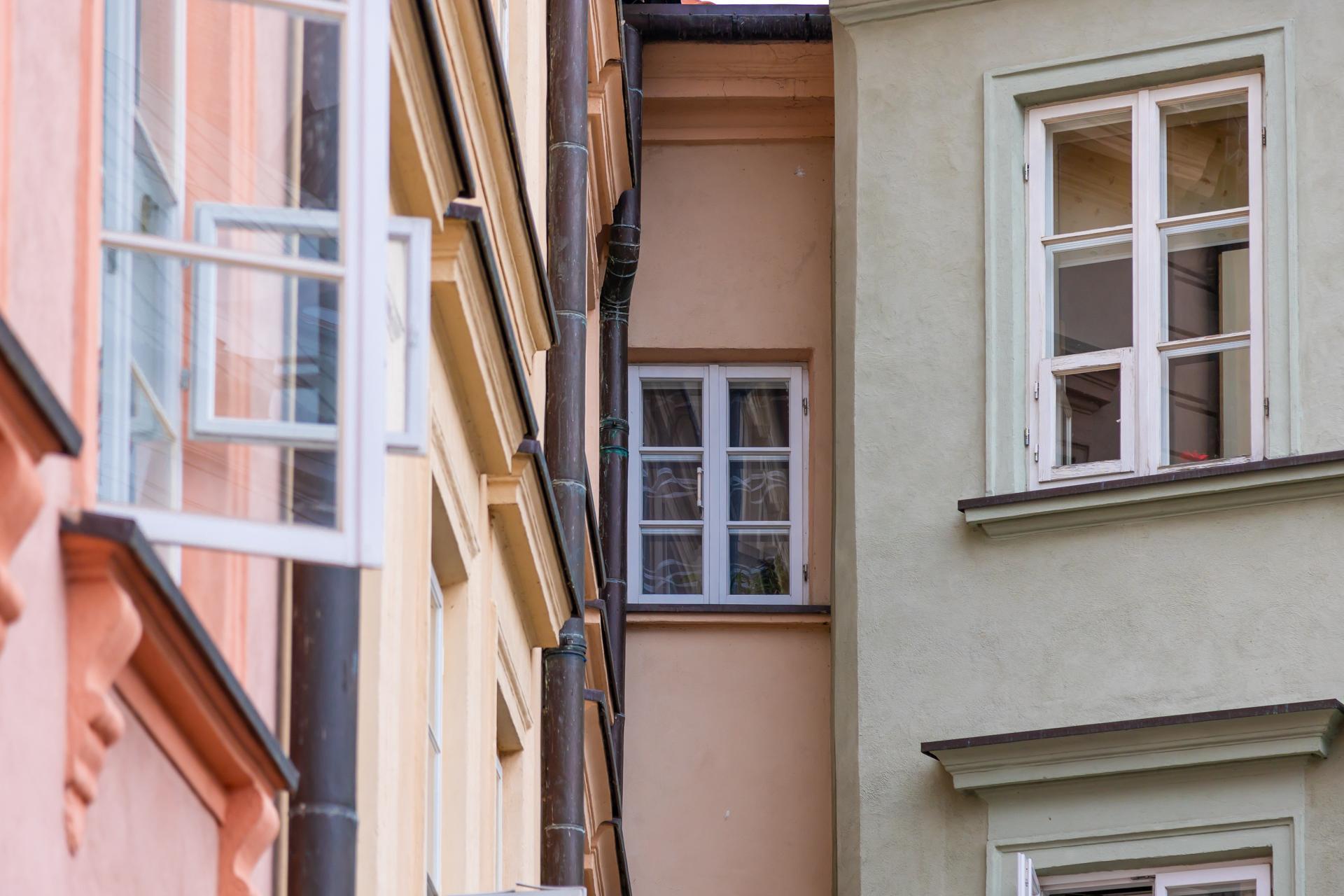 Najwęższa kamienica w Warszawie - zdjęcia. Ma nieco ponad metr szerokości!