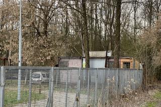 Horror na warszawskiej Białołęce. W budynku obok rozdzielni elektrycznej znaleziono ciało 70-latka