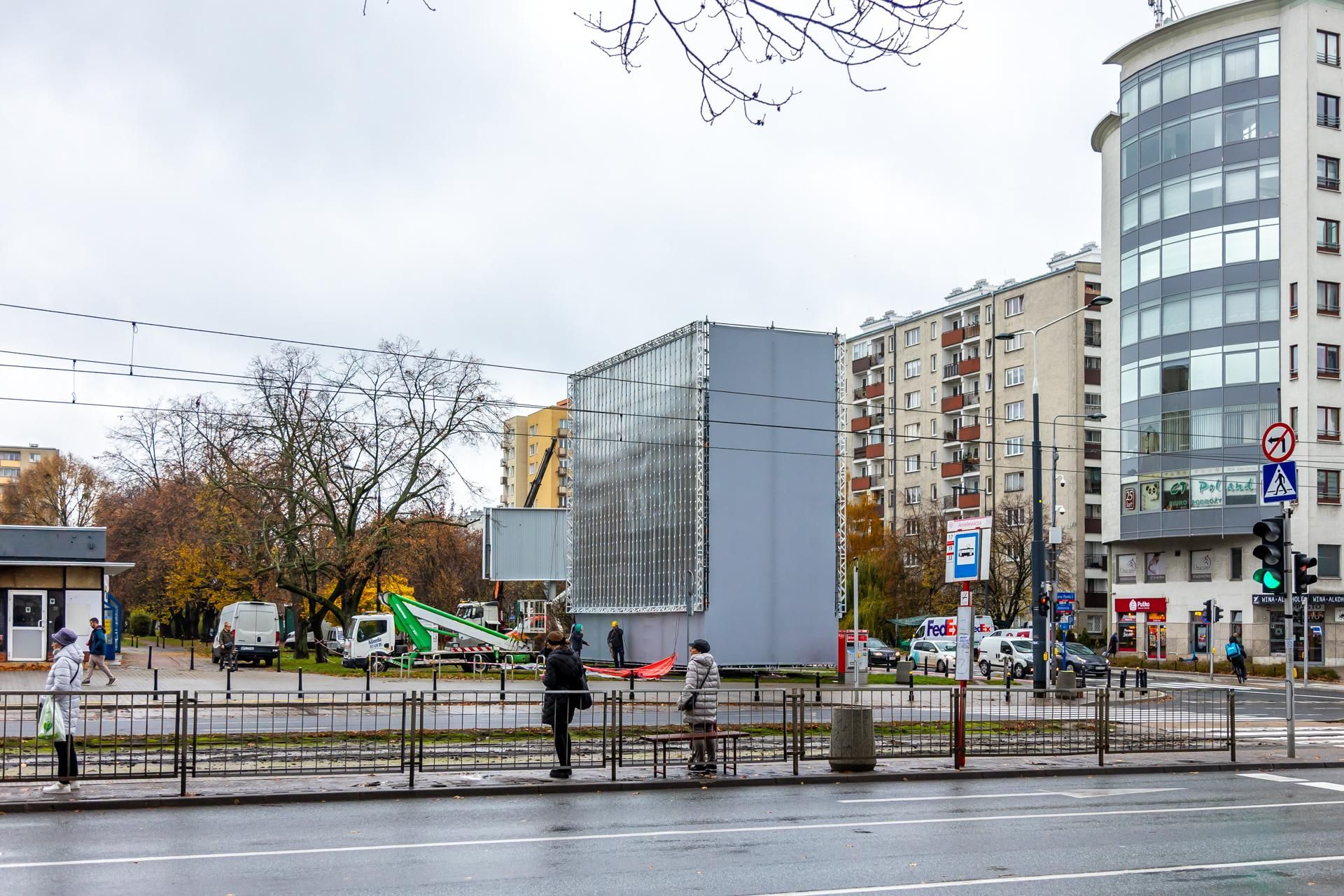 Stelaż reklamowy na rogu ul. Anielewicza i al. Jana Pawła II w Warszawie