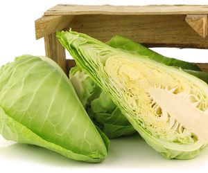 Spiczasta kapusta pieczona ze śmietaną i parmezanem: samodzielne danie lub jarzyna na ciepło