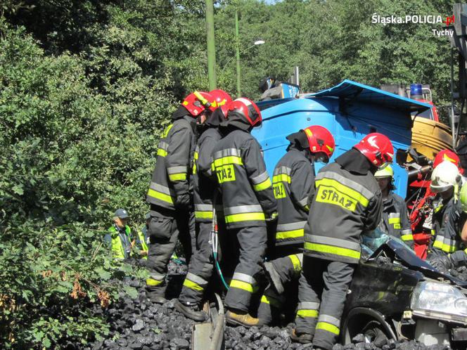 Tragiczny wypadek w Tychach. Ciężarówka z węglem przewróciła się na samochód osobowy. Jedna osoba nie żyje [ZDJĘCIA]
