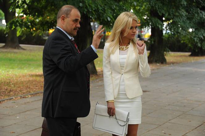 Ranczo 8 sezon odc. 96. Senator Kozioł (Cezary Żak), Monika (Emilia Komarnicka)