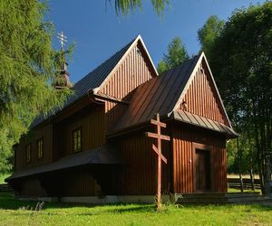 To jedna z najciekawszych wsi w Małopolsce. Kiedyś rozdzielono ją na dwie połowy