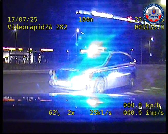 Wiózł kolegę w otwartym bagażniku