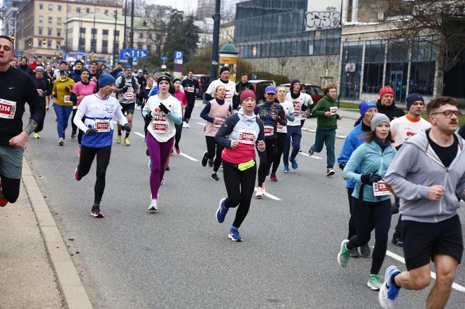 Bieg na Piątkę 2024, Warszawa - zdjęcia. Biegłeś? Szukaj się w galerii!