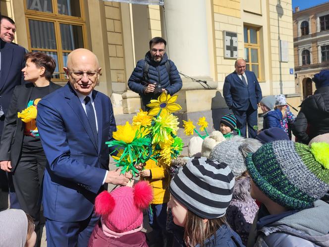 Plac przed ratuszem zakwitł. Przedszkolaki witały wiosnę [GALERIA]