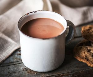 Jesienią ten aromatyczny napój detronizuje kawę. Rozgrzewa, dodaje energii i przywodzi na myśl dzieciństwo 