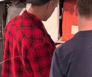 Maciej Zakościelny głaszcze kołdrę po rozwodzie