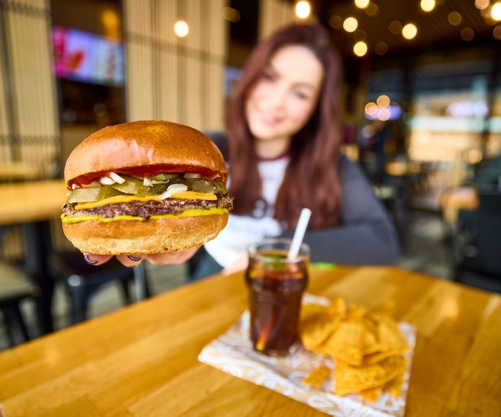 Pasibus szykuje ucztę w Alei Bielany: 100 burgerów gratis i specjalne promocje!