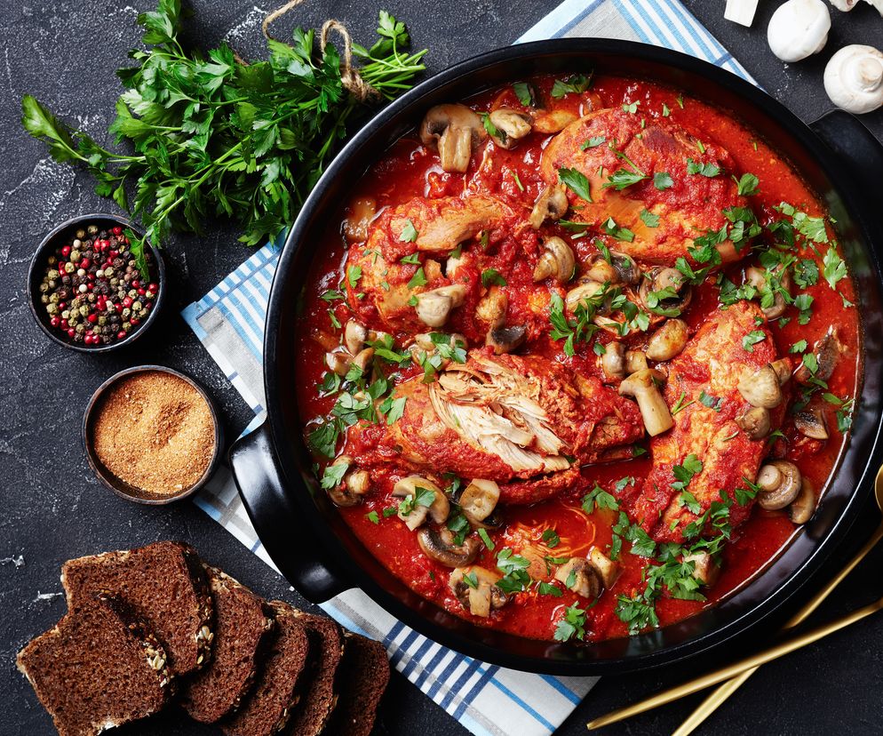 Pierś kurczaka w sosie pomidorowym z pieczarkami