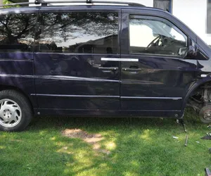 Mercedes vito przygniótł 37-latka! Mężczyzna zginął przed domem