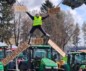 Ukrzyżowanie, bałwany i setki ciągników. Tak wyglądał protest rolniczy [ZDJĘCIA]