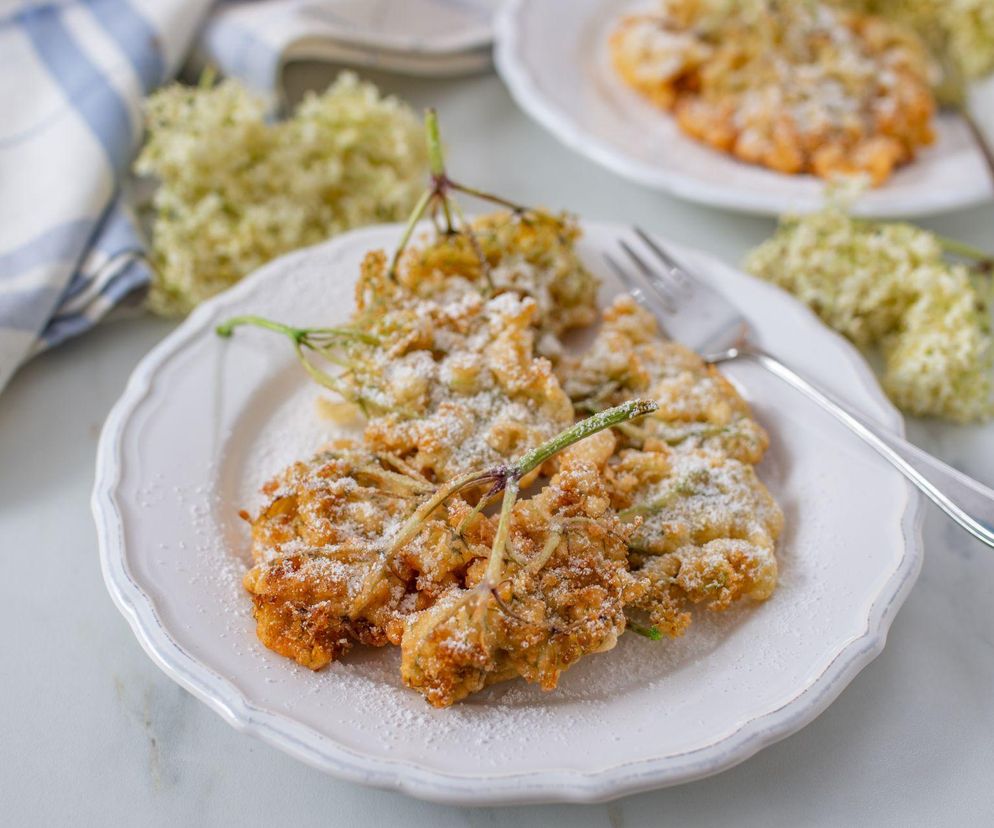 Kwiaty czarnego bzu jak z bajki – w chrupiącym cieście smakują obłędnie!