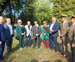 Trzy młode buki purpurowe na Skwerze Leśników Polskich wspólnie zasadzili pracownicy Nadleśnictwa Siedlce i Lasów Państwowych, władze miasta Siedlce i radni.