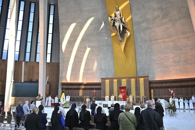 Warszawa żegna papieża Franciszka. Poruszające wpisy w Archikatedrze