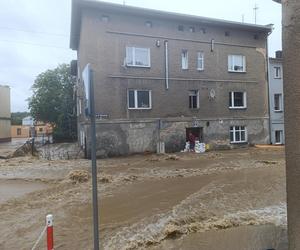 Zagrożenie powodziowe. Głuchołazy. Woda przelała się przez wały. Zalewa miasto