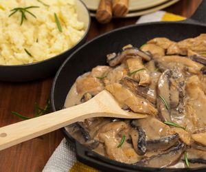 Duszone maślaki – prosty przepis na aromatyczne leśne danie