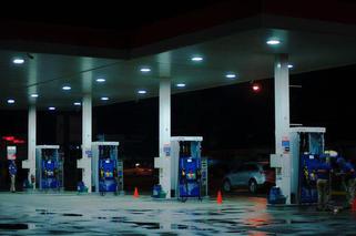 Toruń: Zuchwała kradzież na stacji benzynowej. Broniła się benzyną rozlewaną wokół siebie
