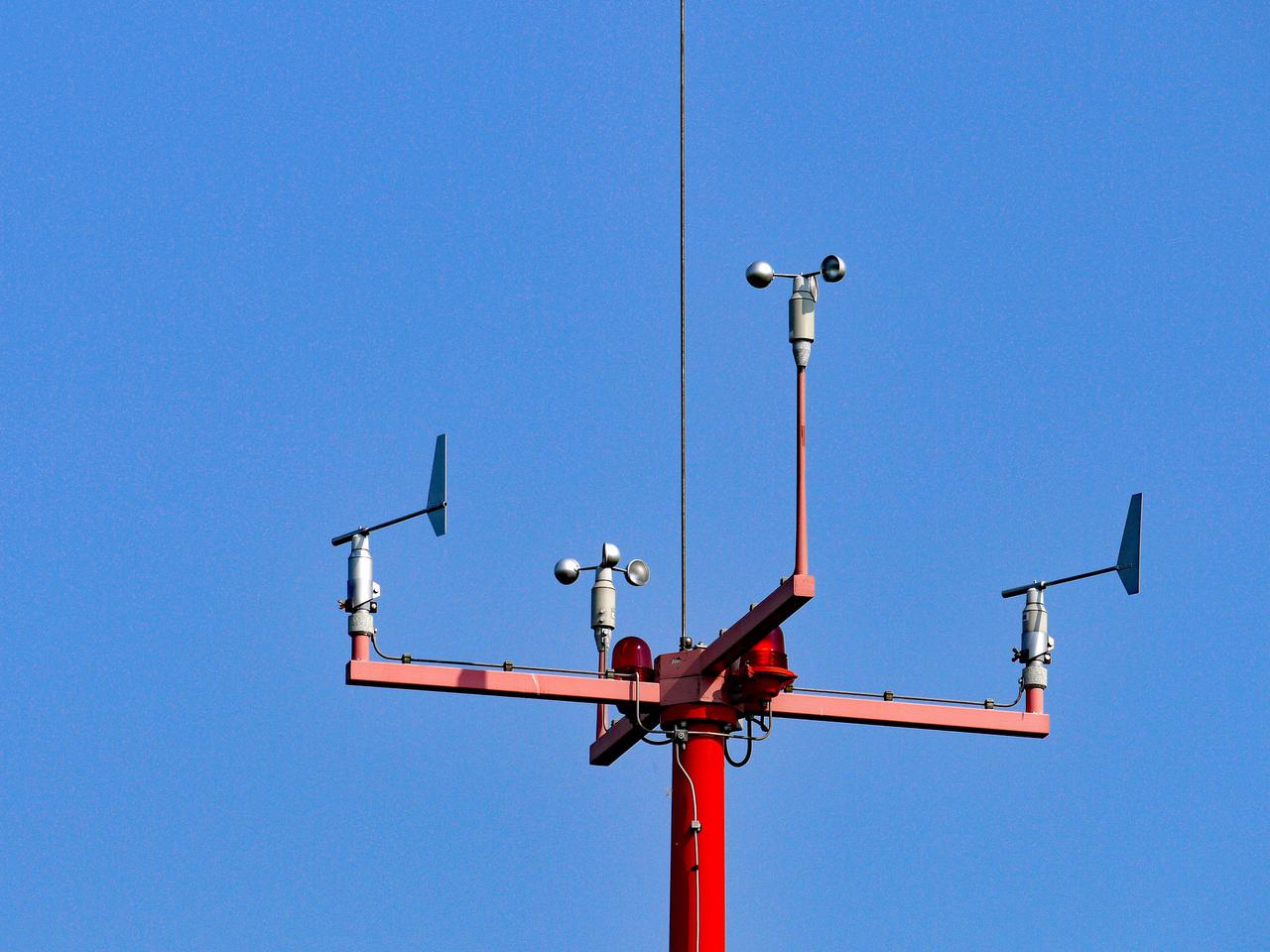 IMGW ostrzega: POWIEJE w WARSZAWIE! Wiatr w porywach do 90 km/h!