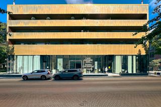 To muzeum jest złotym pudełkiem, a na dachu ma pełnowymiarową replikę XVIII-wiecznego dworu. Poznajcie Sven-Harrys Konstmuseum w Sztokholmie