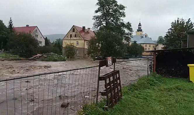 Lądek Zdrój i Stronie Śląskie zalewa woda. Dramatyczna sytuacja mieszkańców 