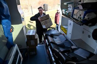 Ambulans i środki medyczne jadą na Ukrainę. Tak pomaga Pomorze Zachodnie [ZDJĘCIA]