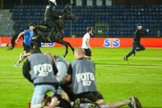 Chorzów: Zadyma na stadionie Ruchu. Kibole odpalili race i wdarli się na murawę [GALERIA]