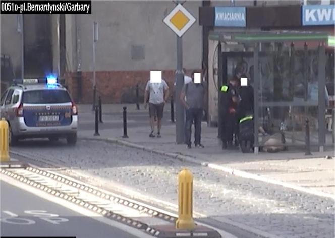 Kobieta leżała na chodniku w centrum Poznania. Pomogli jej strażnicy miejscy