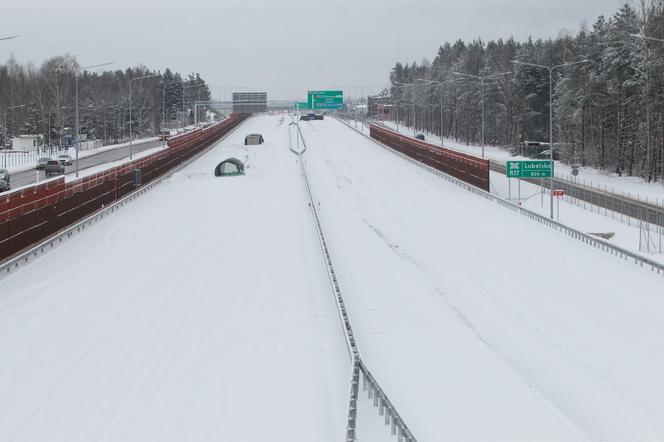 Jeszcze nie otworzyli, a już jest zepsuty. Asfalt na nowym odcinku S17 jest popękany, będzie opóźnienie