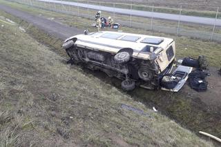 Żołnierz reanimowany po wypadku na A1 pod Piotrkowem. W jego busie pękła opona