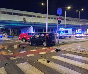 Auto spadło z kilku metrów na tory tramwajowe w Warszawie