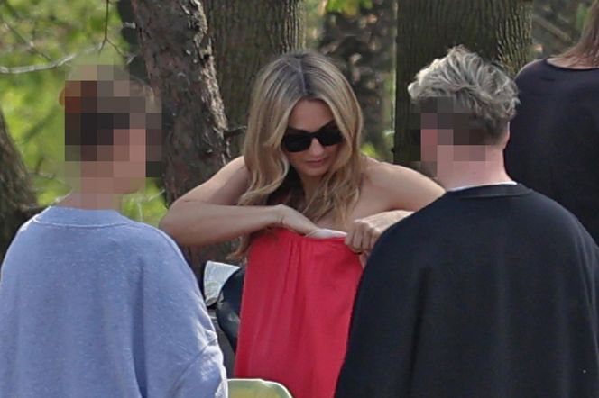 Małgorzata Socha przebiera się w parku