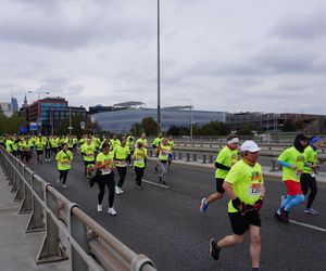 Uczestnicy Biegnij Warszawo 2024 na moście Świętokrzyskim