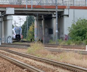 Makabra na torach w Ursusie. Pociąg śmiertelnie potrącił kobietę