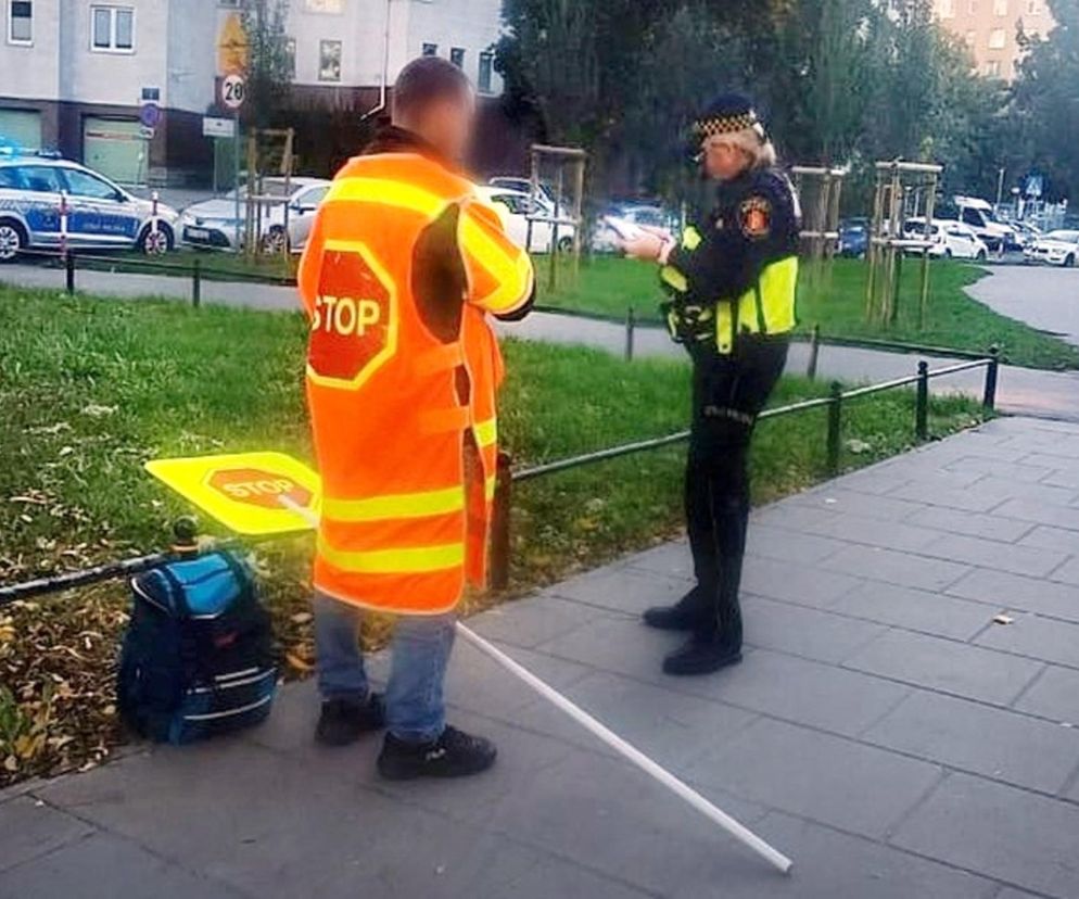 Warszawa. Przeprowadzał dzieci przez jezdnię w takim stanie! Przerażeni przechodnie wezwali pomoc