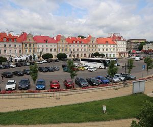 Nieistniejąca już ul. Szeroka przebiegała przez środek dzisiejszego placu Zamkowego 