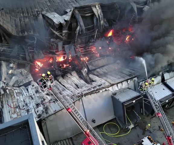 Gigantyczny pożar hali przetwórni drobiu. Gdzie jest strażak?