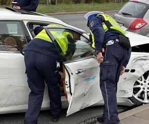 Pościg ulicami Warszawy. Wariat z promilami za kółkiem zmasakrował kilka pojazdów. Dwie osoby ranne