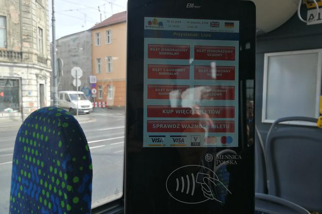 Od jutra za bilet w autobusie zapłacisz kartą. Pierwsze biletomaty już działają!