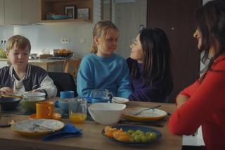 	M jak miłość odc. 1803.  Iza (Adriana Kalska), Aleksandra (Małgorzata Pieczyńska), Maja (Laura Jankowska), Szymek (Staś Szczypiński)