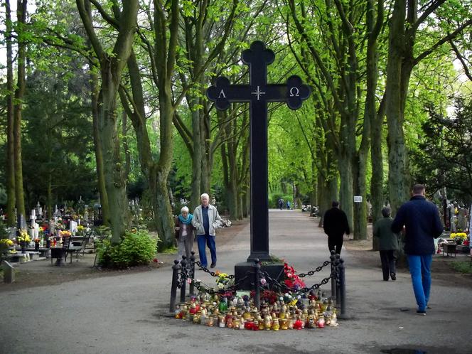 Zabytkowy krzyż na Cmentarzu Centralnym w Szczecinie